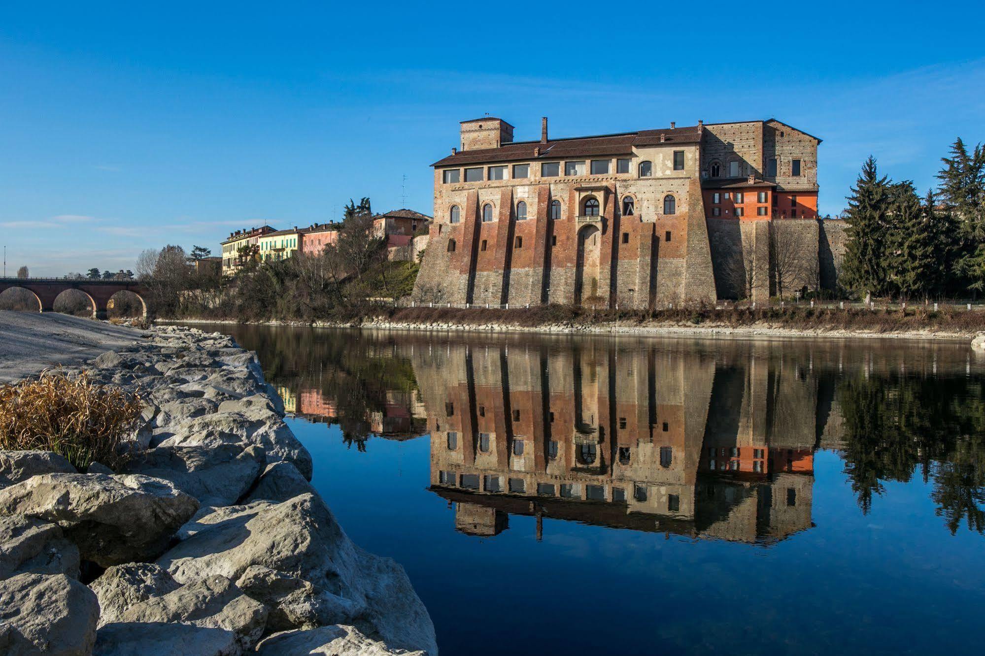 Hotel Castello Visconteo Cassano dʼAdda Exterior foto