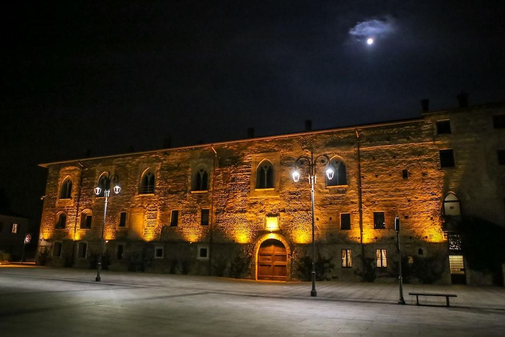 Hotel Castello Visconteo Cassano dʼAdda Exterior foto